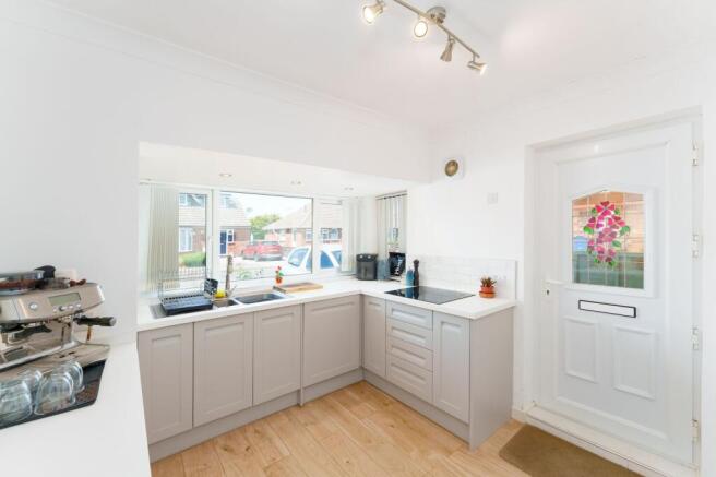 3 bed Semi-Detached Bungalow to rent Image 4