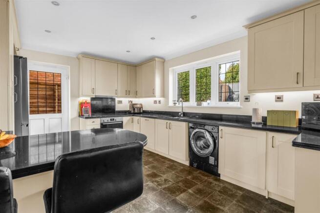Beautiful Detached 4/5 Bed Family Home - The Finches, Hertford photo 4