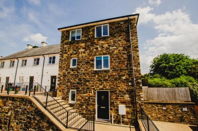 9 Dymond Court Bodmin 01208 74182