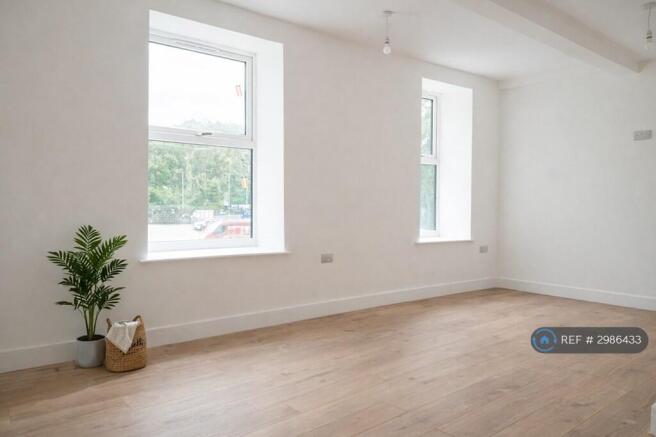 3 bed Flat to rent Image 9