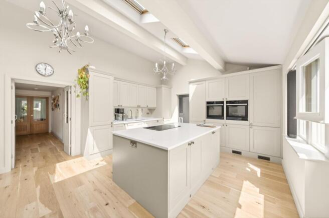 5 bed Semi-Detached for sale Image 10