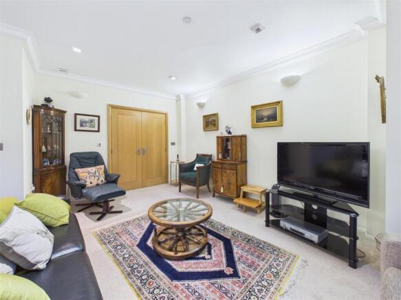 2 bed Flat for sale Image 6