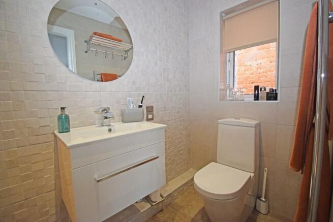 32 Pear Tree Way, bed 1 en suite b.jpg