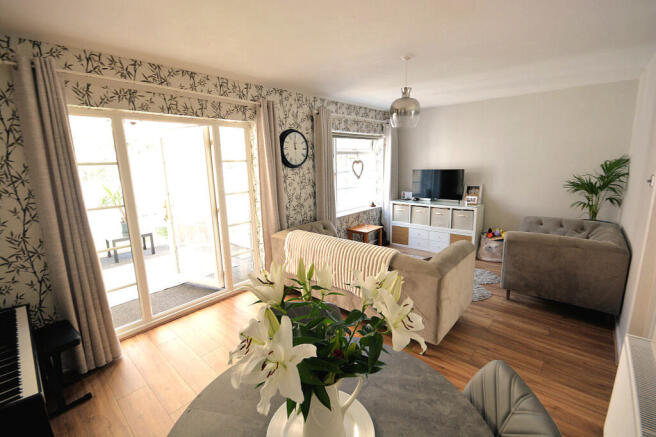 LOUNGE/DINING ROOM