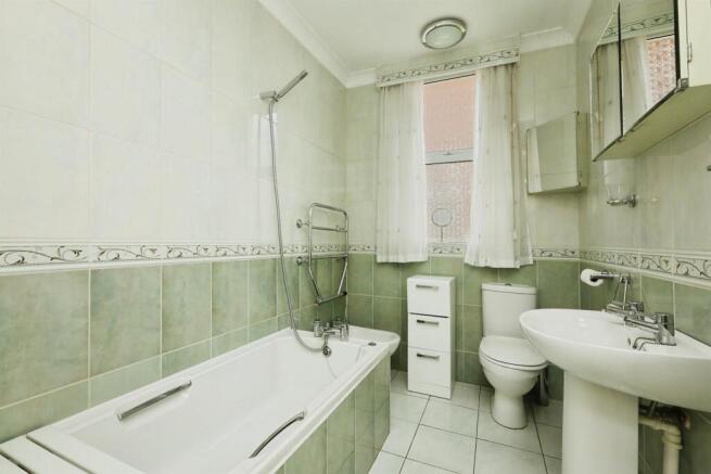 2 bed Ground Flat for sale Image 9