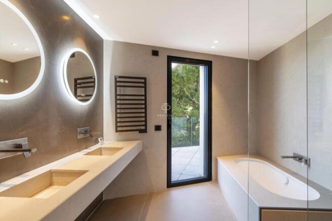 17 bedroom house for sale in Provence-Alps-Cote d`Azur, Alpes