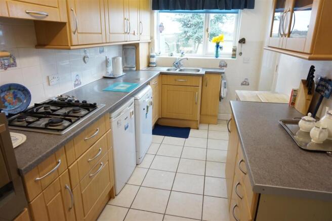 MODERN FITTED KITCHE