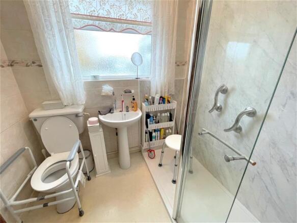 SHOWER ROOM :