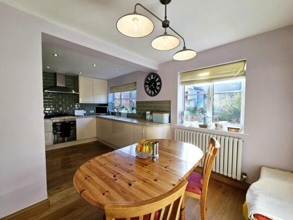 4 bed Detached for sale Image 8