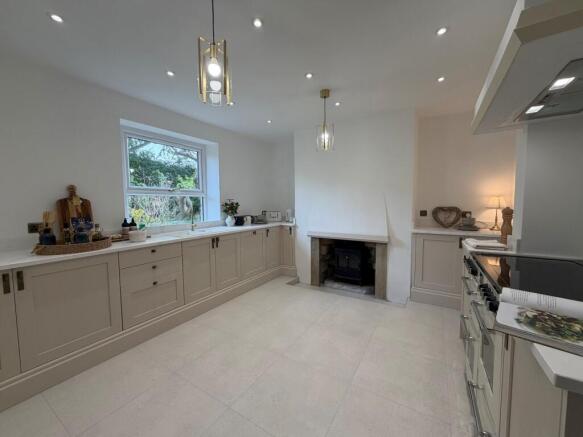 4 bed Semi-Detached to rent Image 3