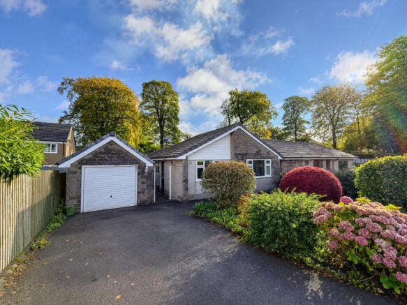2-bed semi-detached on Foxlow Avenue, £275,000
