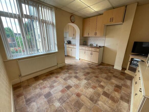 KITCHEN 12' x 9'9>7'8 x 5'9