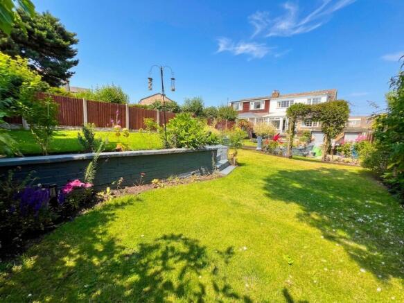 4 bed Semi-Detached for sale in brighouse
