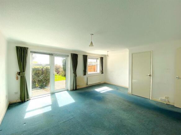 2 Glebe Close - Lounge1.jpg
