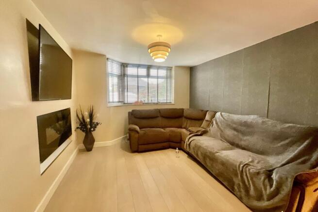 4 bed Semi-Detached for sale Image 5