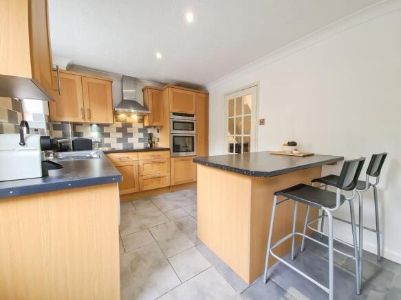 KITCHEN/BREAKFAST ROOM
