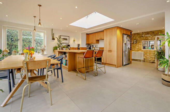 8681428-interior1...