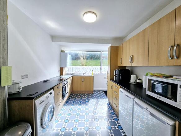 2 bed Flat for sale Image 4