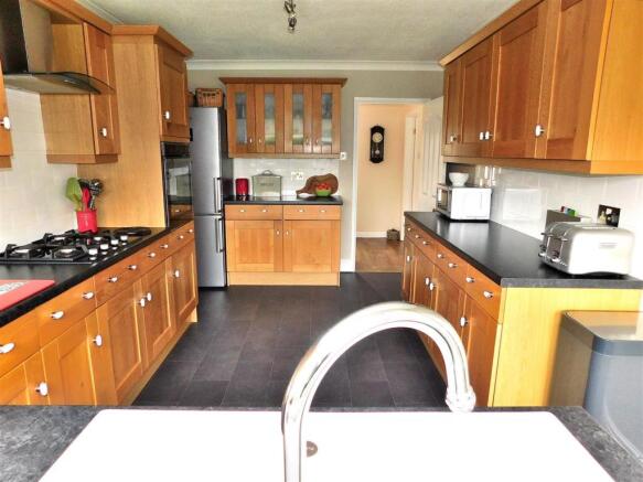 KITCHEN 2.JPG