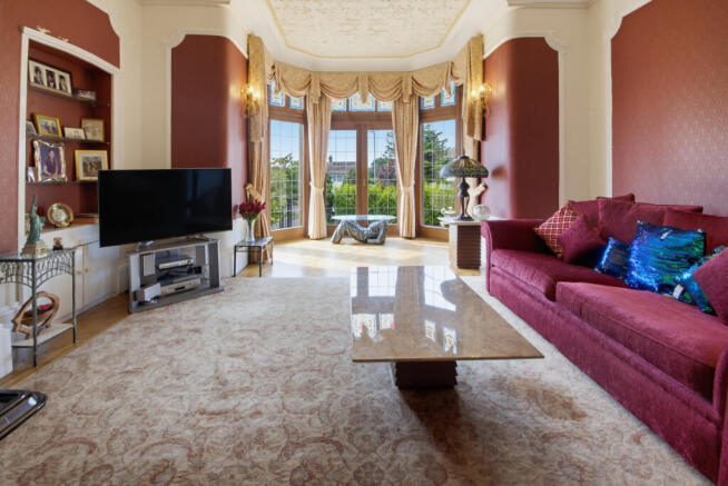 5 bed Detached for sale Image 8