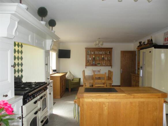 Kitchen 2.JPG