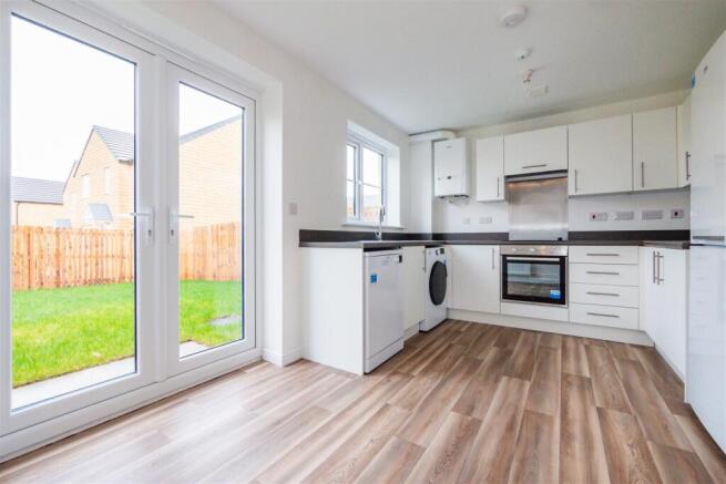 3 bed Semi-Detached to rent Image 5