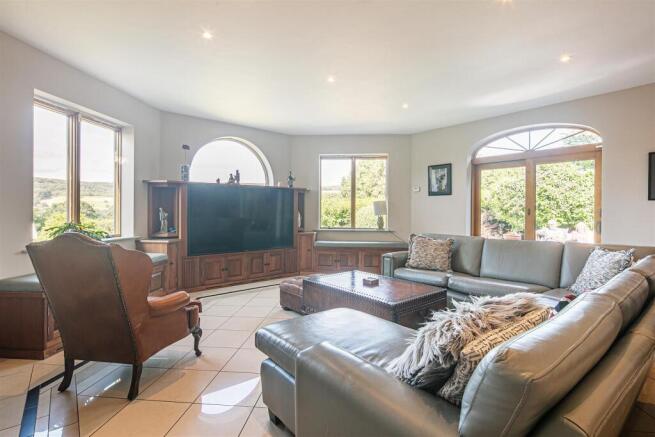 5 bed Detached for sale Image 4