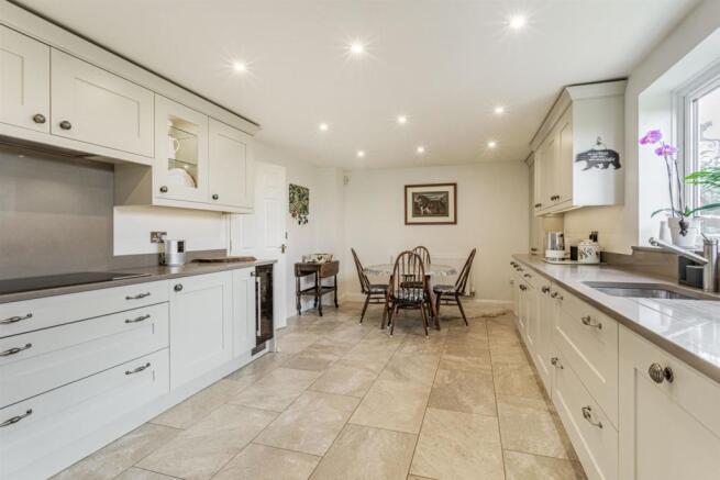8517218-interior30.jpg