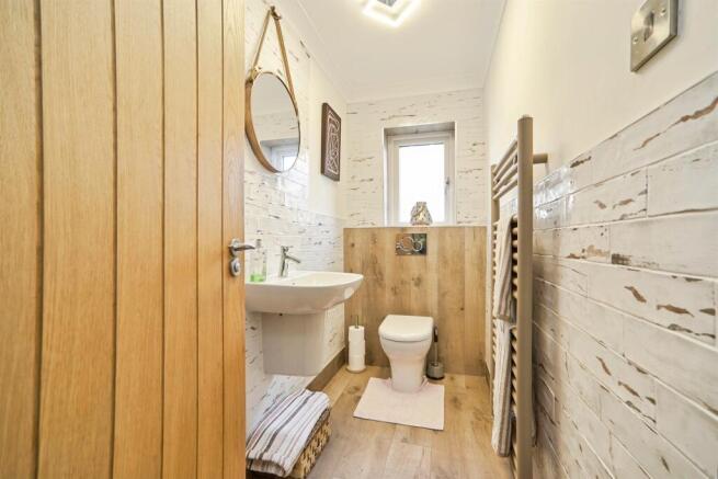 4 bed Detached for sale Image 11