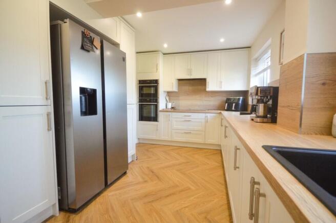 4 bed Semi-Detached for sale Image 8