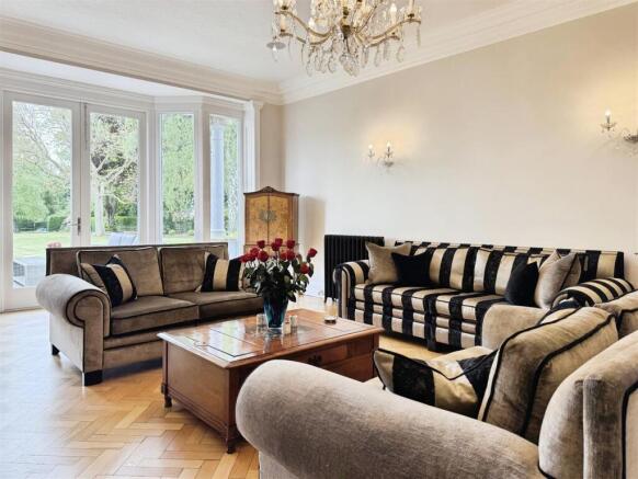 5 bed Detached for sale Image 11