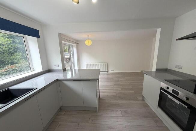 3 bed House to rent Image 4