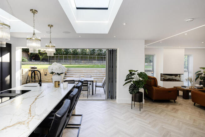 5 bed Detached for sale Image 6