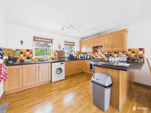 OPEN PLAN KITCHEN / LOUNGE DINER