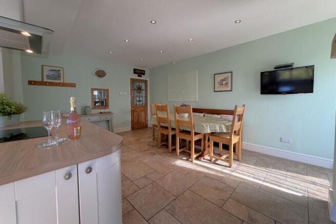 5 bed Detached for sale Image 9