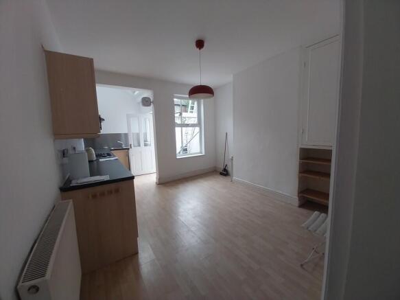 3 bed End of Terrace to rent Image 4