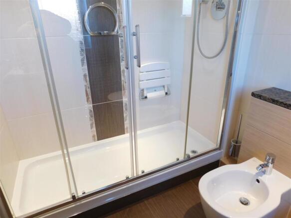 ensuite (3).JPG