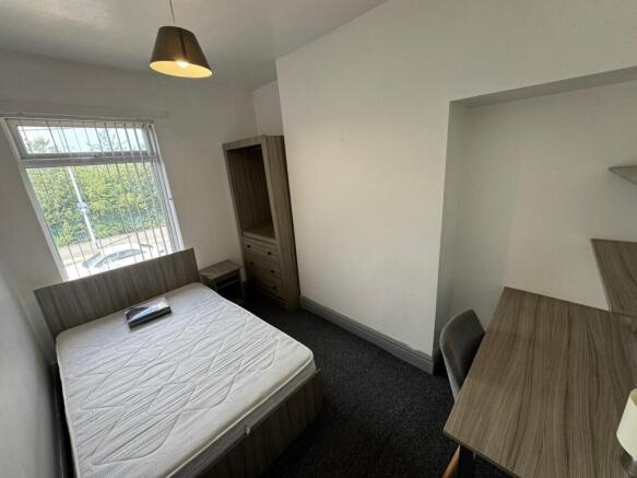 5 bed House to rent Image 5