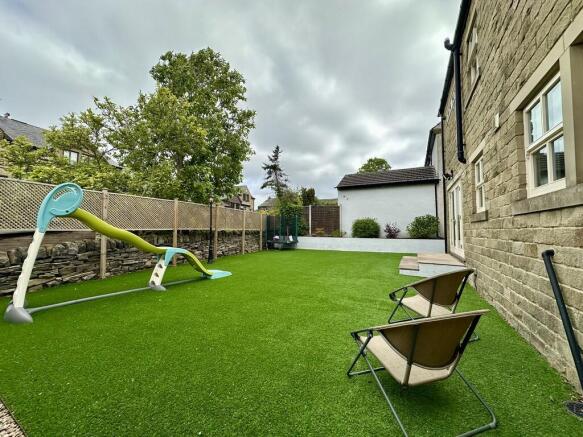 5 bed Detached for sale Image 7