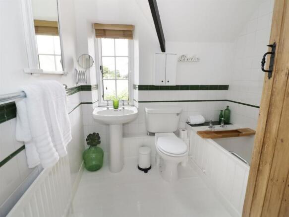 Upstairs bathroom 2.jpg