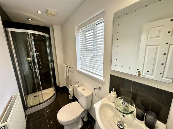 EN-SUITE SHOWER ROOM