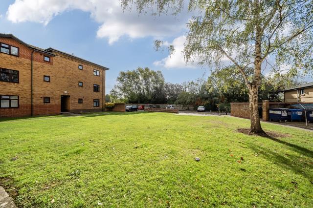 1-bed flat on Gillians Way, Oxford, £180,000