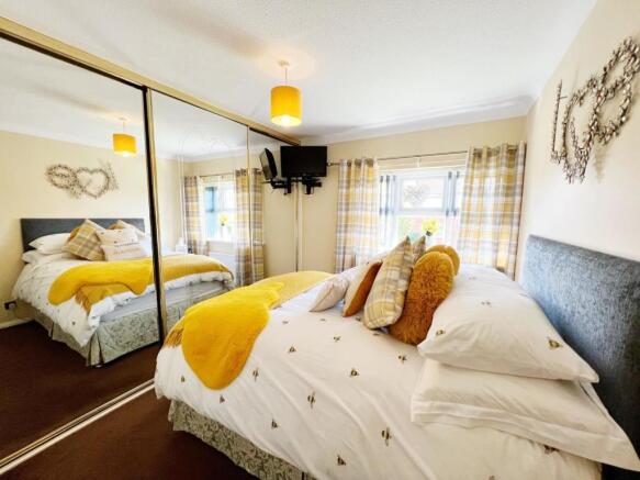 Bedroom 1 pic 1.jpg