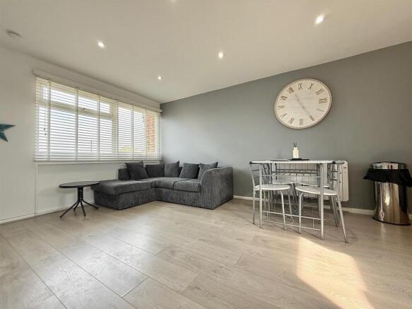 Open Plan Living Room/Kitchen