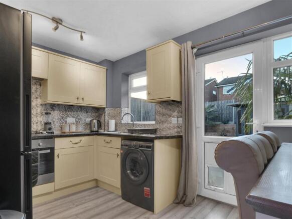 Mountbatten Close, Stretton, Burton-On-Trent photo 4