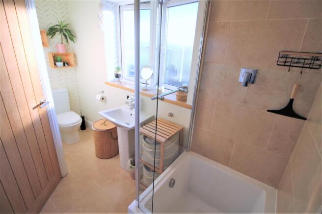 Bathroom (i).JPG