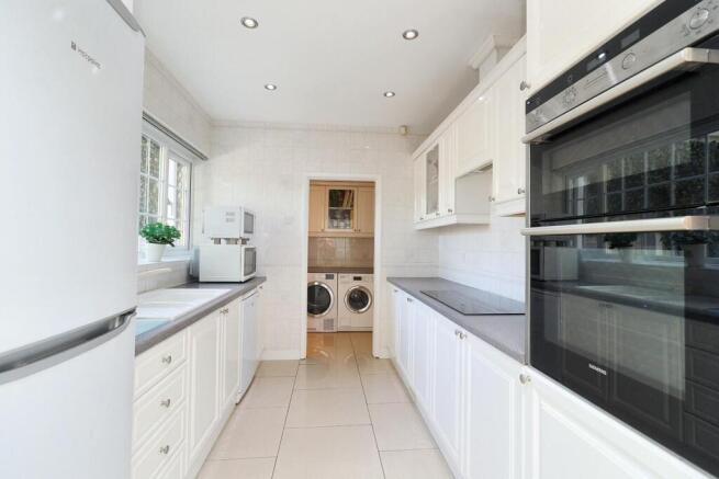 4 bed Detached for sale Image 9