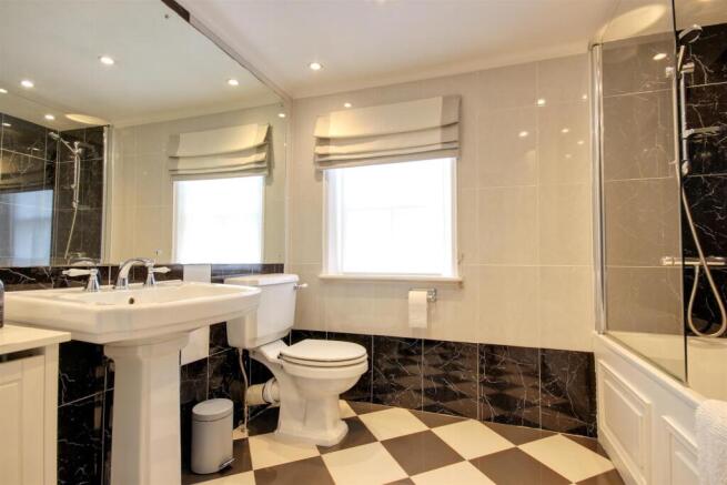 5 bed Detached for sale Image 11