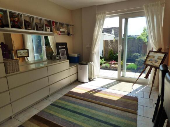 HOME OFFICE/HOBBIES ROOM