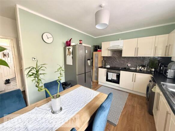 2 bed Terraced to rent Image 4